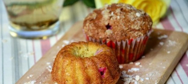 Маффины с овсяными хлопьями и смородиной