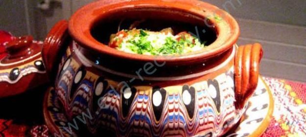 Особый куриный салат под взбитыми сливками Сырный горшочек