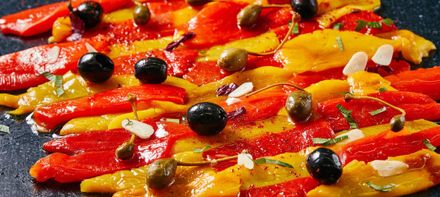 Печеный перец под оливковым маринадом