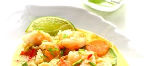 Салат из креветок с морковным соусом