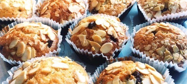 Маффины с шоколадом и миндальными лепестками