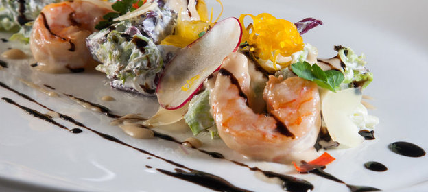 Хориатики с листьями салата и креветками