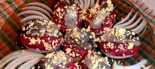 Закуска Селедка под шубой в яйце