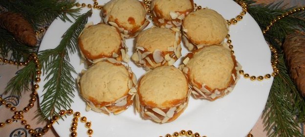 Печенье с вареной сгущенкой и миндальными лепестками