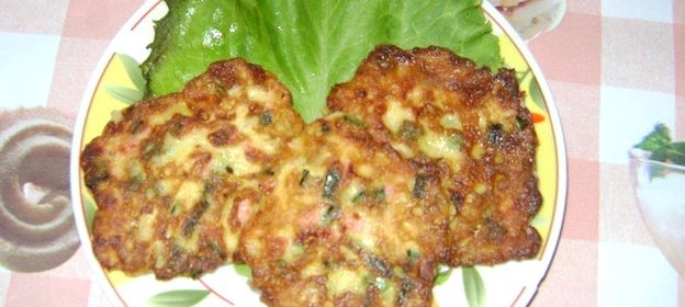 Оладьи с луком и колбасой