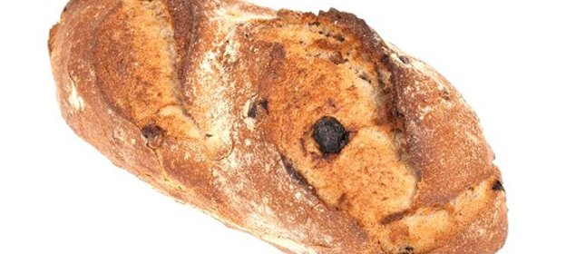 Хлеб с изюмом, лесными орехами и шалотом