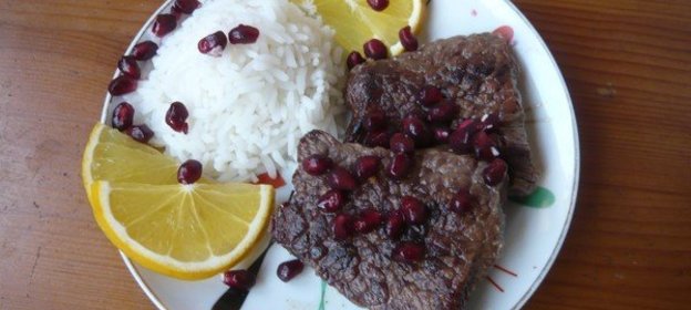 Говядина в апельсиново-имбирном бульоне с зернами граната