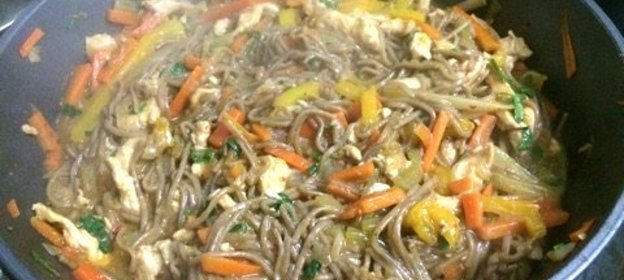 Гречневая лапша с овощами, курицей и зеленью