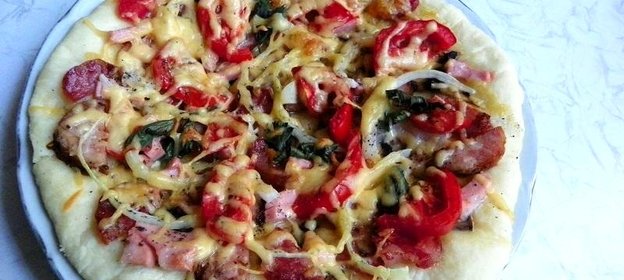 Пицца с грибами и тремя видами колбасы