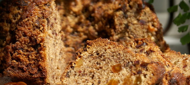 Кекс с бананом, шоколадом, изюмом и финиками