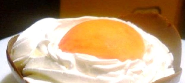 Шоколадное яйцо с персиковой начинкой