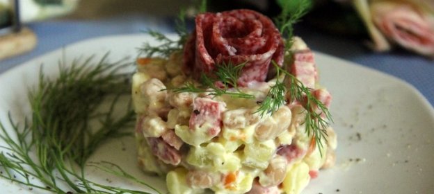 Салат с копченой колбасой, фасолью и картофелем