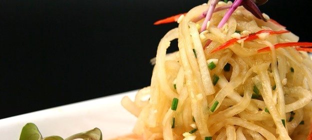 Карпаччо из филе лосося в имбирном маринаде с лапшой из дайкона