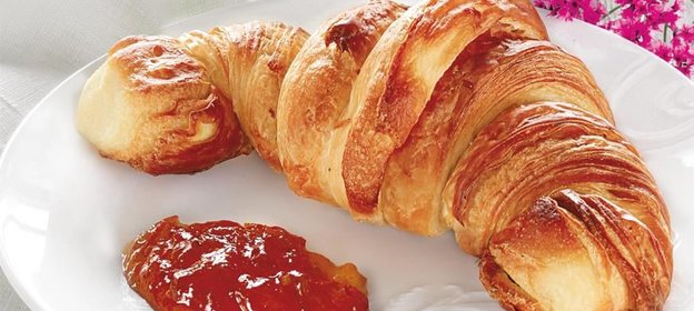 Французский завтрак (круассан и кофе с молоком)