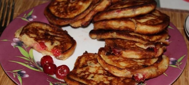 Сырники из творога с вишней и шоколадом