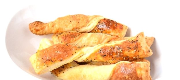 Слоеные палочки с сыром