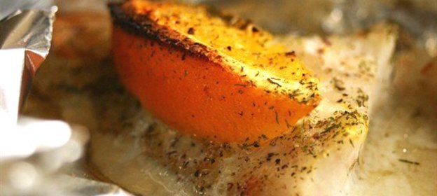 Морской окунь с апельсинами в фольге