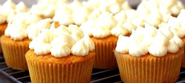 Морковные маффины со сливочной глазурью