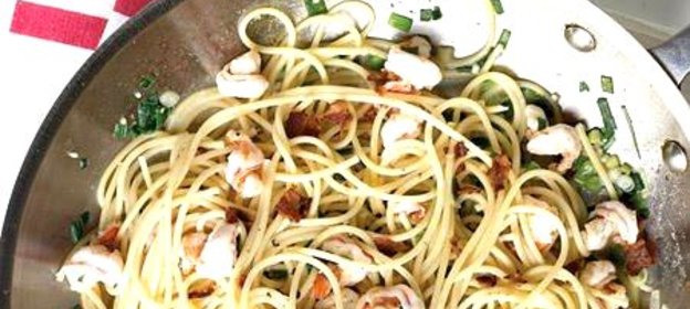 Спагетти с креветками и беконом
