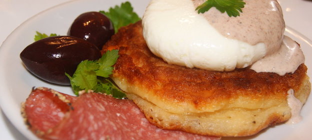 яйца Бенедикт на оладьях