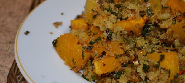 Тыква с пряной хлебной крошкой