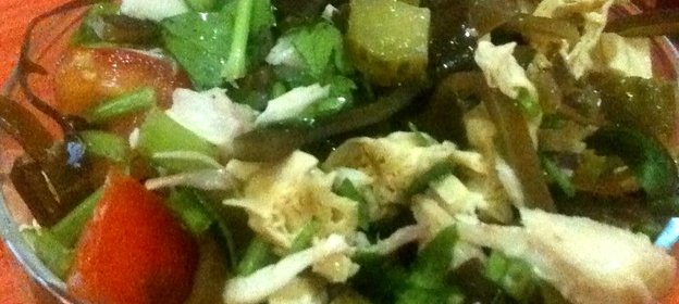 Салат восточной кухни с фучжу, морской капустой и соленым огурцом