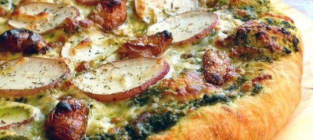 Быстрая пицца с картофелем и соусом песто