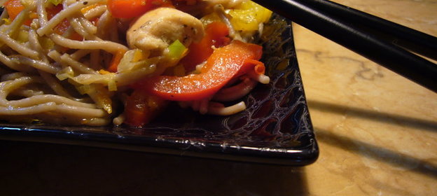 Гречневая лапша с жареной индейкой и овощами