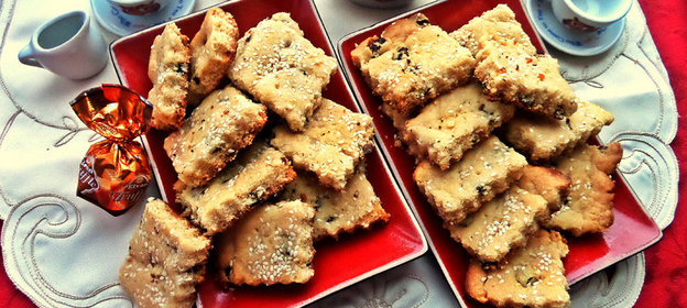 Песочное печенье с изюмом и сезамом (на майонезе)