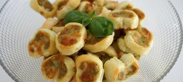 Печенье с домашним песто и сыром