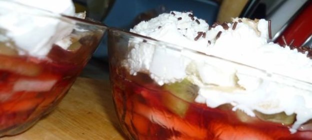 Десерт из фруктов в желе с мороженым