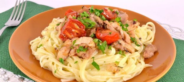Спагетти с обжаренной курицей и черри