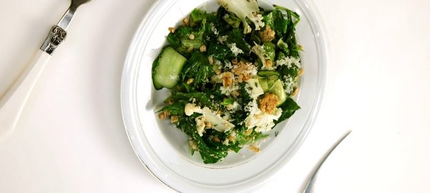 Зеленый салат с соусом шисо