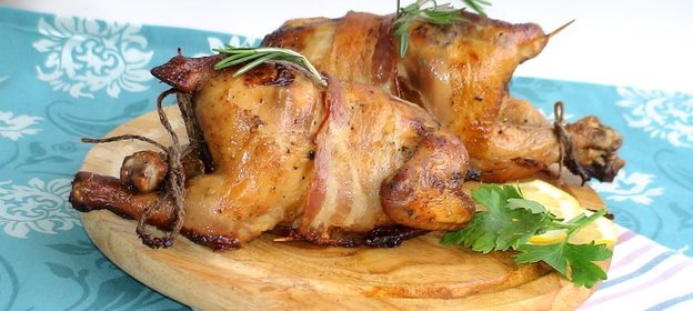 Курочка, запечённая в беконе с вялеными помидорами, оливками и яблоками