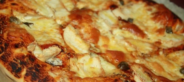 Пицца с курицей и каперсами