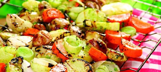 Овощи гриль, маринованные с чесноком