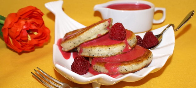 Лимонно-маковые оладьи с малиновым соусом