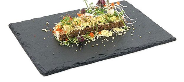 Террин из слабосоленой норвежской сельди с бородинским хлебом