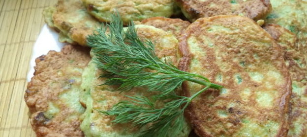 Оладьи из шпината с адыгейским сыром и помидорами