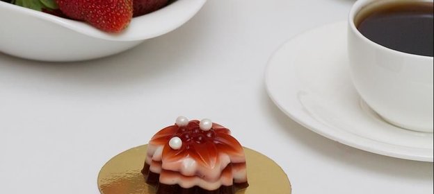 Сливочный кофейно-клубничный десерт