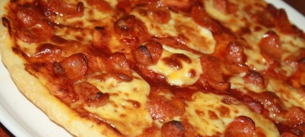 Пицца с моцареллой и острыми колбасками