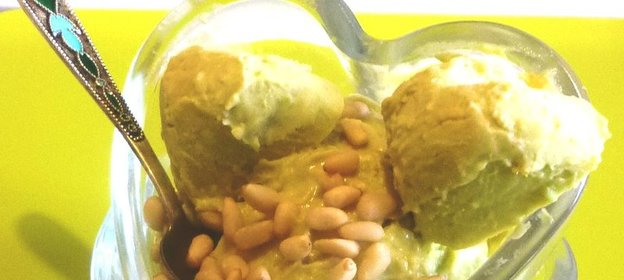 Пряное мороженое из авокадо с кедровыми орехами
