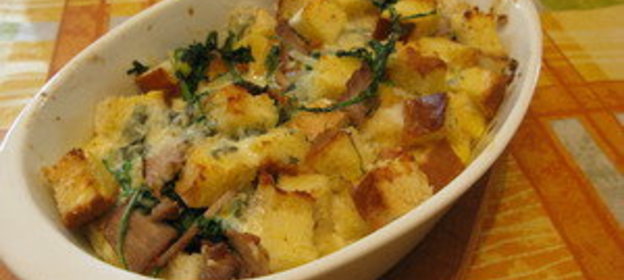 Хлебная запеканка с рукколой, ветчиной и рокфором