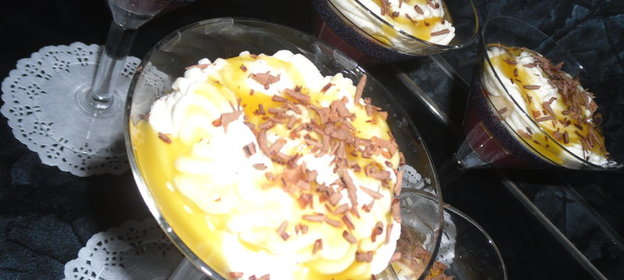 Десерт из малинового винного желе с яблочными чипсами и сливками Малиновые страсти!