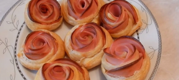 Булочки «Розочки» из слоеного теста, с колбасой