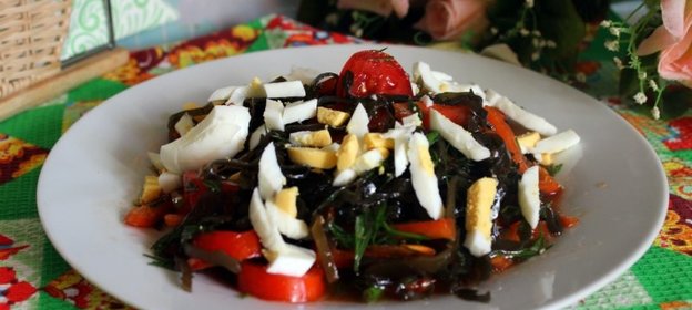 Салат из морской капусты с овощами и яйцом