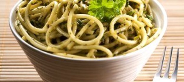 Зеленые спагетти с песто из спаржи и кедровых орешков