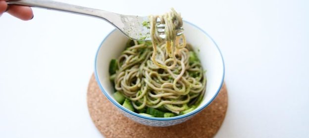 Лапша соба с зеленым соусом