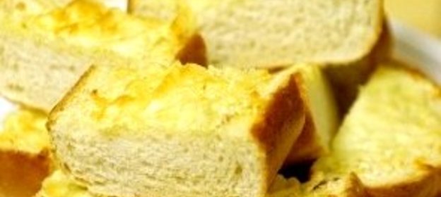 Багет с пармезаном и чесноком