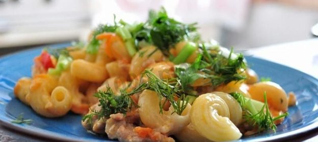 Макароны с фаршем и овощами в чесночном соусе
